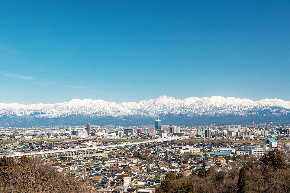 富山市街地と立山連峰