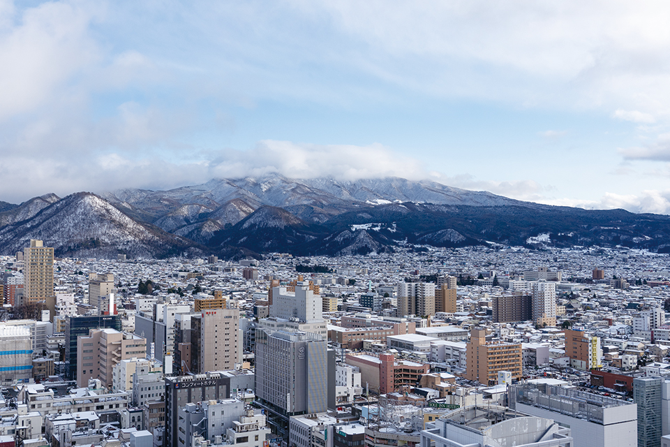 冬の山形市街地と蔵王連峰